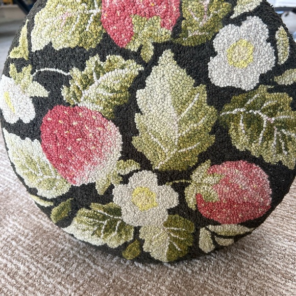 Handmade hooked rug strawberry footstool. perfect condition, collector piece - Picture 2 of 4